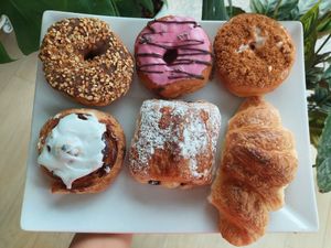 Alle vegan koffiekoeken die ze hebben 😀 at Okoro in Ghent