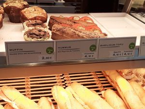 3 vegan options at Le Crobag in Linz