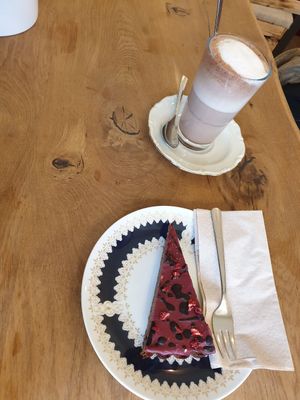 Parsnip-Strawberry-Tarte and chocolate at Trivitys in Berlin