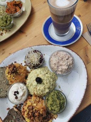 Herzhaftes Frühstück "Landgenuss" mit zwei Sorten Brot, "Eier"salat und verschiedenen Aufstrichen // Superfood Latte "Morning Power" at Trivitys in Berlin