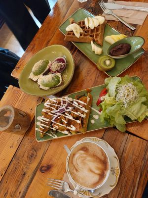 Lachswaffeln, Avocado Brot und Süße Waffel mit Schokocreme at Trivitys in Berlin