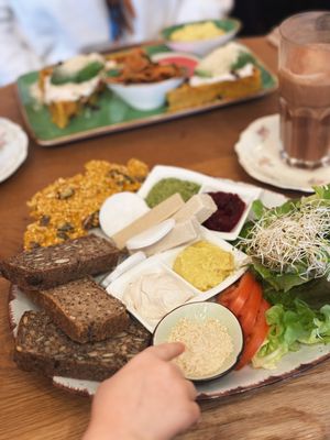 Brot mit Aufstrich und selbstgemachtem veganen Käse  at Trivitys in Berlin