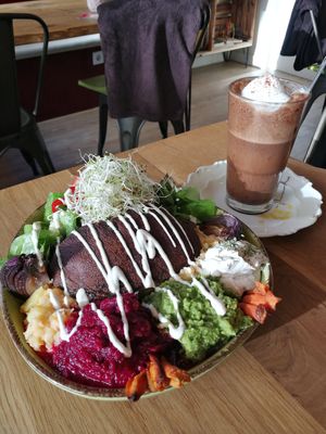 Portobello bowl and Chaga-Chocolate drink ("Dark Energy") at Trivitys in Berlin