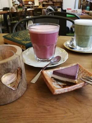 Superfood lattes (beetroot & matcha) and one of their signature raw food mini cakes at Trivitys in Berlin