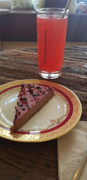 Himbeer kombucha and raw berry cake at Trivitys in Berlin
