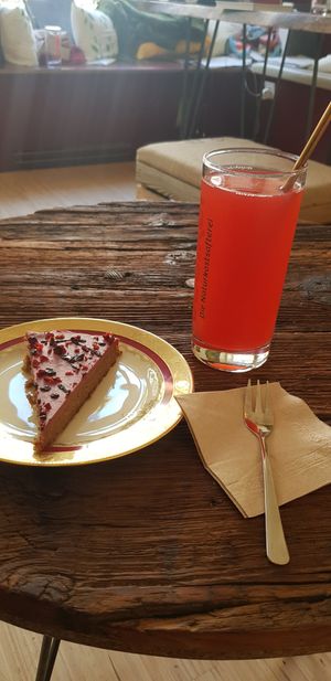Himbeer kombucha and raw cake at Trivitys in Berlin
