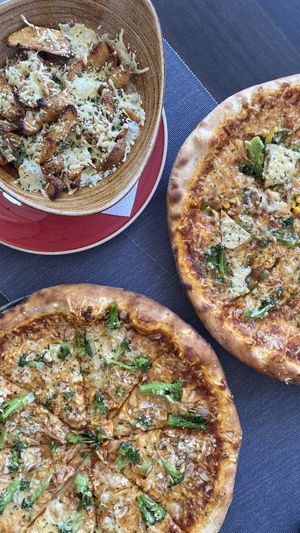 Vegan cheese wedges, ma bro pizza, flowery fields pizza at Chillig Dornach in Linz