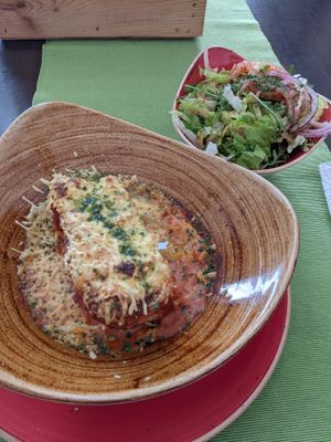 Vegan weekday lunch menu - lasagna with green salad at Chillig Dornach in Linz
