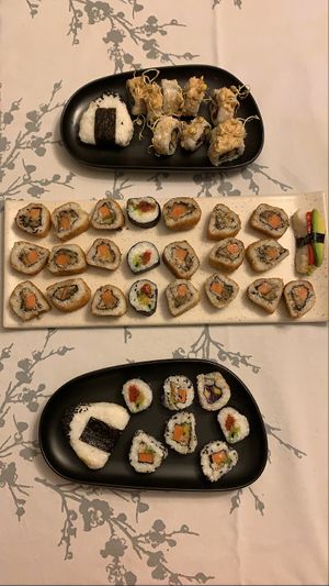 Hot roll/ avocado roll/ onigiri/ boniato roll/ mediterraneo roll/ nigiri at Somos Veg Sushi  in Rosario