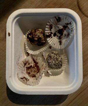 25/09/23 - i tartufini che ho portato a casa (quelli che mancano erano uno al cacao, l’altro con i semi di girasole)  at Mens Sana - Barbabietole Rosmarino in Milan