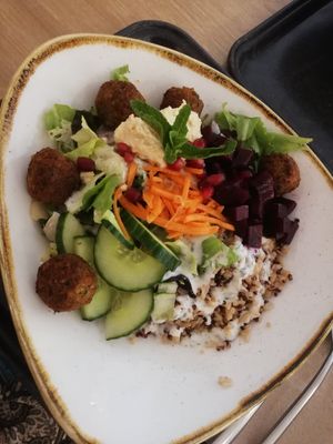 Vegan Falafel Bowl at Dean & David - Hauptplatz in Linz