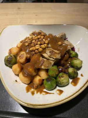 Vegan Christmas Bowl 15,45€ (gnocchi, planted duck, chickpeas, brussel sprouts, sauce, red cabbage...)  at Dean & David - Hauptplatz in Linz