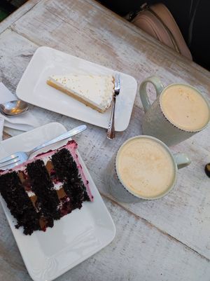 Dos cafés Biscoff, torta amor y pie de limón at CactusBerry in Santiago