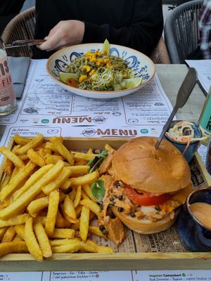 Pulled Jackfruit Burger und Thai Curry at Restaurant Aal Eechternoach in Echternach