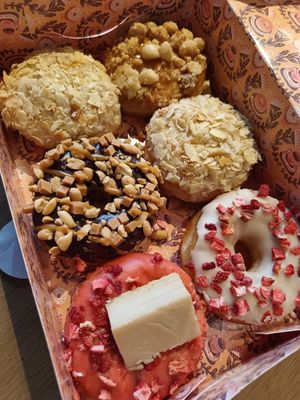 Bienenstich, caramel-peanut, strawberry-ny-cheescake, Caramelized macadamia, strawberry White chocolate at Brammibal's Donuts - Friedrichshain in Berlin