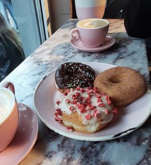 White Chocolate Strawberry = bester Basic-Donut 🙏🏼 at Brammibal's Donuts - Friedrichshain in Berlin