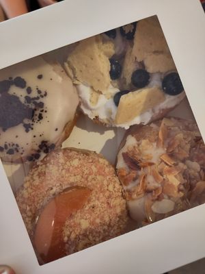 Cookies&Cream, Blueberry Cheesecake, Peach Beach, Bienenstich at Brammibal's Donuts - Friedrichshain in Berlin
