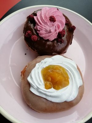 Pfirsich-Sahne und Himbeer-Schoko at Brammibal's Donuts - Friedrichshain in Berlin