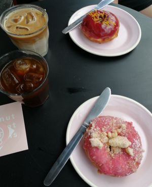 Iced Latte und Iced Filter Kaffee ☕  Donuts: Blackberry&Matcha / Currant Crumble at Brammibal's Donuts - Friedrichshain in Berlin