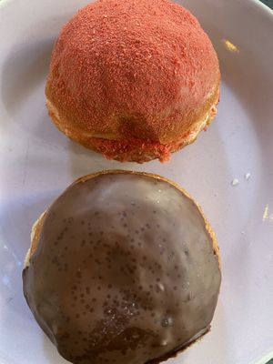 Boston Cream &Strawberry Tonka, lecker gefülltt at Brammibal's Donuts - Friedrichshain in Berlin