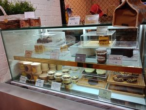 Vegan Cinnamon Rolls, Vegan "Nutella", Vegan Nutella Sacher and non-veg cakes at Sinlessbreak in Jakarta