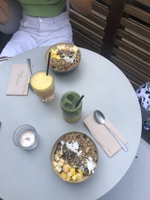 Acai bowls , mango matcha and apple juice at Oats Day Long in Ghent