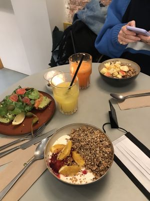 table at Oats Day Long in Ghent