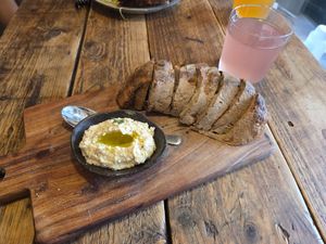 Sourdoughbread with hummus at Terpager & Co in Ribe