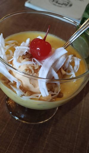 Mangoeis mit Kokos at Maison Viet in Leipzig