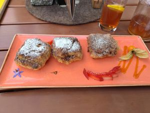 Delicious crispy-soft Powidl Pofesen (without ice cream, can be ordered with homemade vegan ice cream in different fruit flavors) at Gasthaus Siriuskogl in Bad Ischl