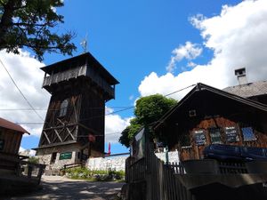 View of the backside of the restaurant with the Franz-Josef-Tower (accesible for free) directly besides the terrace entrance. at Gasthaus Siriuskogl in Bad Ischl