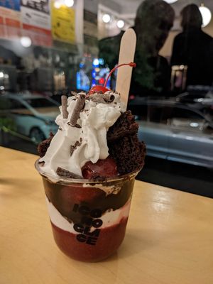Coupe glacée Dark Storm (cerise, chocolat) at Iconoglace in Montreal