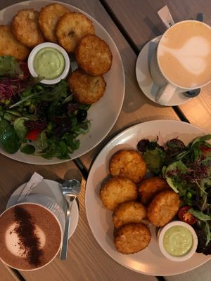 Hot chocolate, latte, hash browns, salad and vegan garlic sauce. 💚 so so delicious!! This is from the breakfast offer.  at Kozy Eats  in Riga