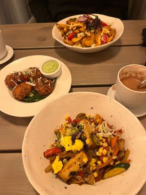 Frittierter Blumenkohl, Bowl und Loaded fries at Kozy Eats  in Riga