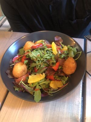 Salātiņi ar fritētām tofu bumbām at Kozy Eats  in Riga