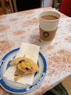 Drozdzowka ze sliwka i kakao na mleku owsianym ❤️ at Masz Babo Placek in Poznan