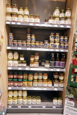 verschiedene nüsse, datteln, verschiedene beeren, salz, zucker, reis, hülsenfrüchte, körner, kaffee, etc. in pfandgläsern at SuperBioMarkt - Nordstrasse in Dusseldorf