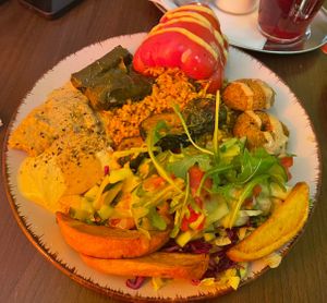 Vegan Teller 7€ plus Brot (reicht für 2 mMn)  at Ibras in Dresden