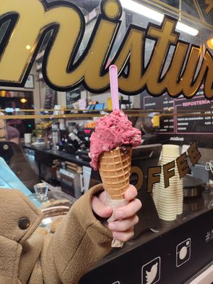 Dark Chocolate and berries 5€ at Mistura - Goya in Madrid