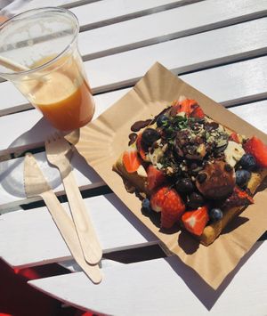 Fresh juice(mix of fruits) plus waffles with fruits,  berries, nuts and a chocolate syrup👌🏻• Świeżo wyciskany sok (miks owoców) oraz Gofry z owocami, orzechami i czeko s at Świadomość in Sopot