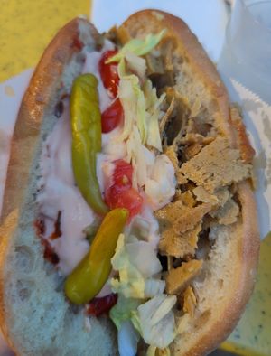 Veganer Döner mit Cocktail und scharfer Soße (plus extra Soße) at Bermuda Döner in Bochum