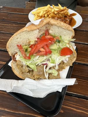 Vegane Currywurst pommes und veganer Döner  at Bermuda Döner in Bochum