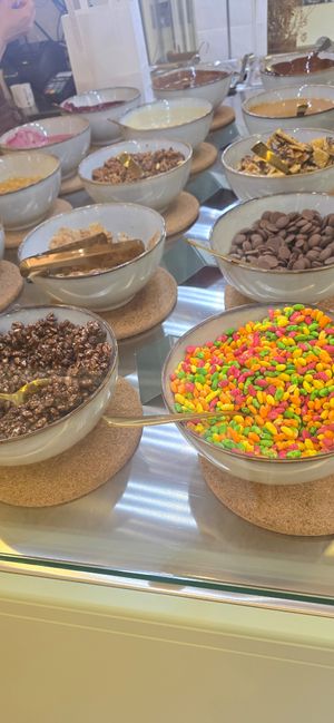 some of the available toppings (of which 4 are vegan) at Rice Kings Sutlijaš Bar in Belgrade
