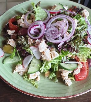 Greek salad with tofu-feta at Taverne Charmant in Gronsveld