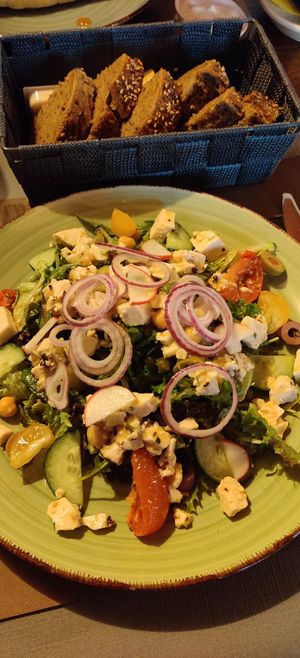 Griekse salade met tofu at Taverne Charmant in Gronsveld