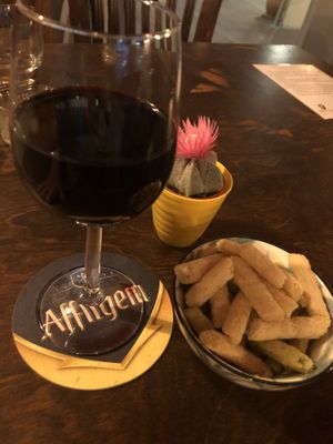 Vegan wijn met zoutjes at Taverne Charmant in Gronsveld