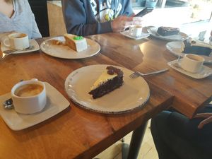 Varias tartas y cafés at Celicioso Retiro in Madrid