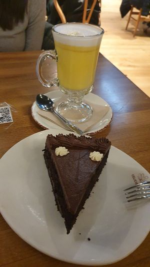 Deliciosa tarta vegan triple chocolate sin gluten con gold vegan milk caliente #Veganuary at Celicioso Retiro in Madrid