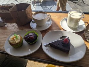 Cupcakes mit Möhre und Schoko-Rote Beeren/Schoko-Avocado alles zuckerfrei at Celicioso Retiro in Madrid
