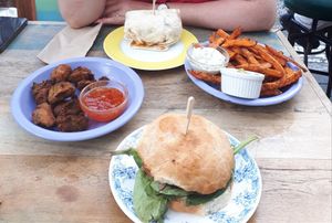 Loose Burger and Burrito, sides at Hang Loose Bar in Rosenheim